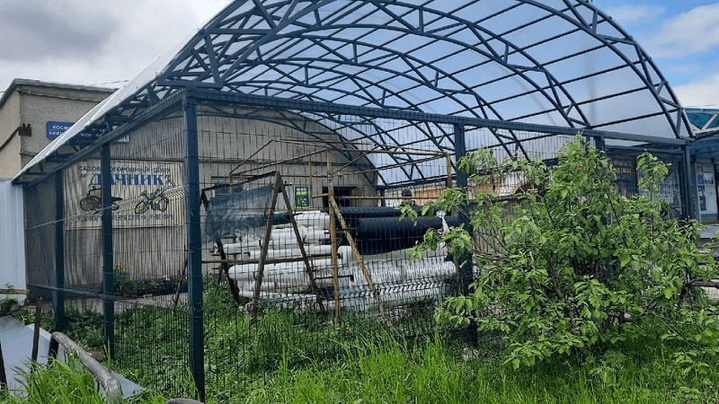 Полукруглый навес Стандарт с 3д-сеткой, магазин «Дачник», Эжва Полукруглый навес Стандарт с 3д-сеткой, магазин «Дачник», Эжва